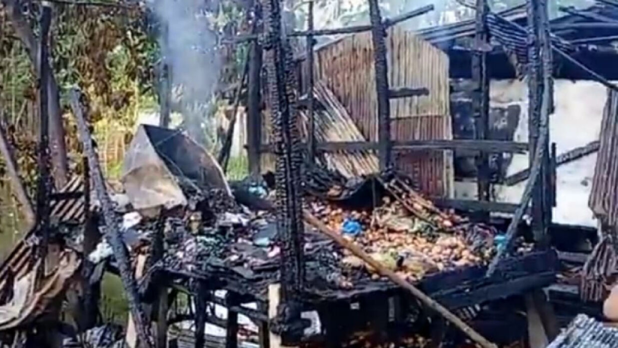 আগুনে পুড়ে যাওয়া দোকান