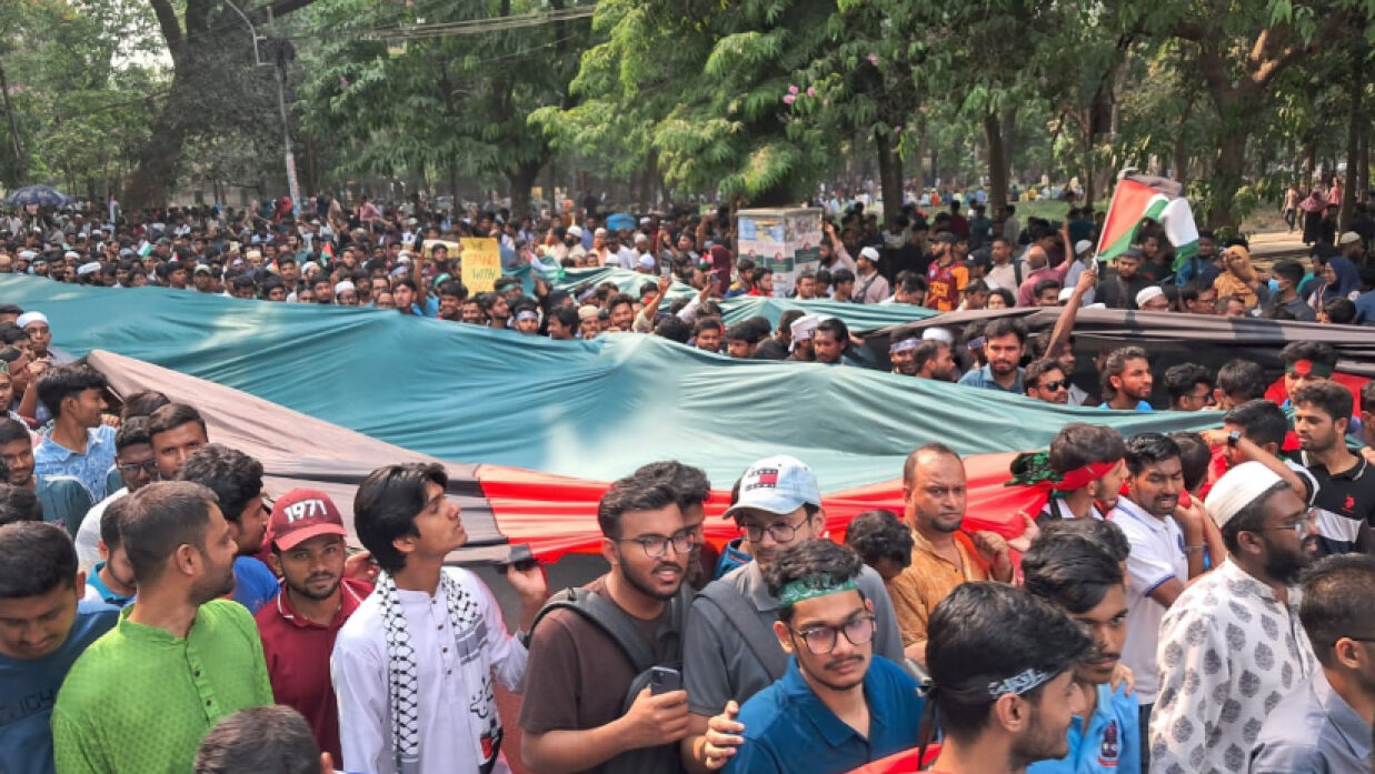 ফিলিস্তিনের পতাকা নিয়ে
‘মার্চ ফর গাজা’ কর্মসূচিতে ঢাবি শিক্ষার্থীরা