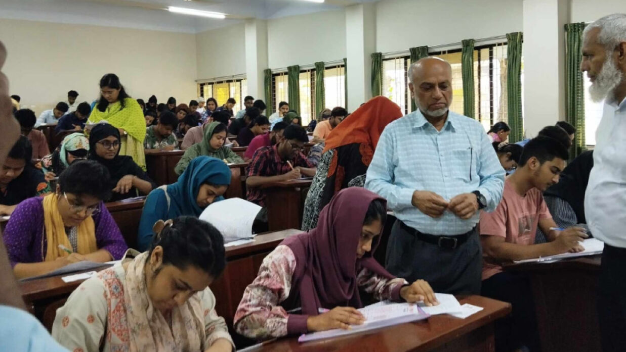 বাকৃবি কেন্দ্রে ভর্তি পরীক্ষা দিচ্ছেন ভর্তিচ্ছুরা