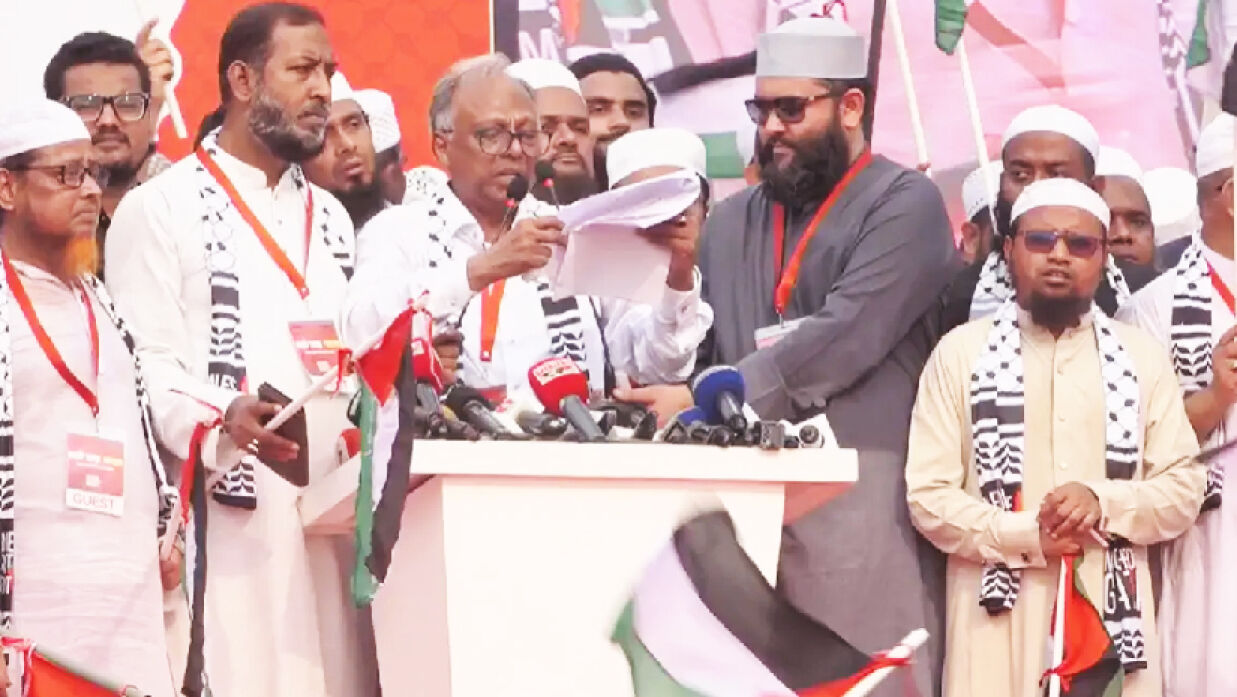 ঘোষণাপত্র পাঠ করছেন দৈনিক আমার দেশ পত্রিকার সম্পাদক মাহমুদুর রহমান