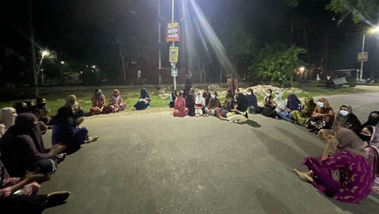 বাকৃবি কৃষিকন্যা আবাসিক হলের শিক্ষার্থীরা শনিবার রাতে সড়ক অবরোধ করেন