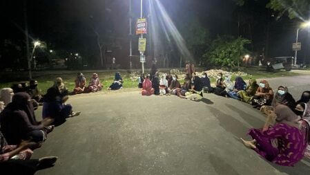 বাকৃবি কৃষিকন্যা হলে সিঙ্গেল সিটের দাবি ছাত্রীদের, সড়ক অবরোধ