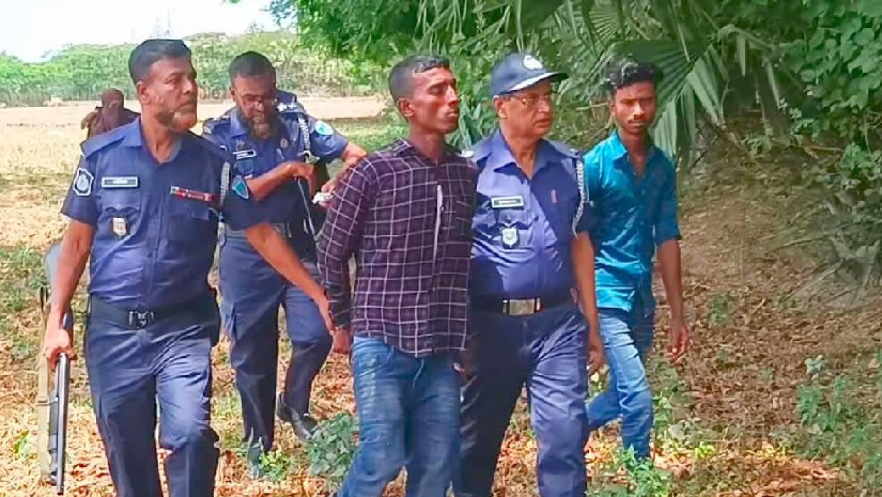 সাকিবকে গ্রেপ্তার করে নিয়ে যাচ্ছে পুলিশ