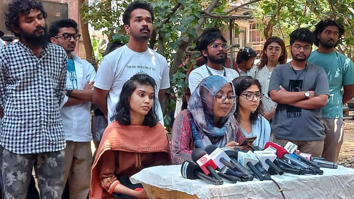চারুকলায় শিক্ষার্থীদের সংবাদ সম্মেলন