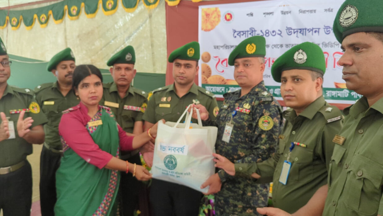 ভিডিপি সদস্যদের হাত উপহারসামগ্রী তুলে দেওয়া হচ্ছে