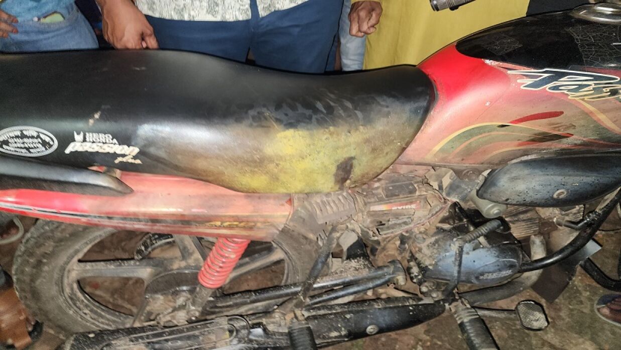 যশোরের মনিরামপুরে বোমা হামলায় ক্ষতিগ্রস্ত বিএনপি নেতার মোটরসাইকেল