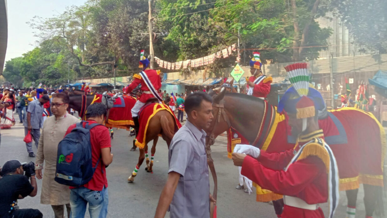 আনন্দ শোভাযাত্রায় থাকছে সুসজ্জিত ১৮ ঘোড়া