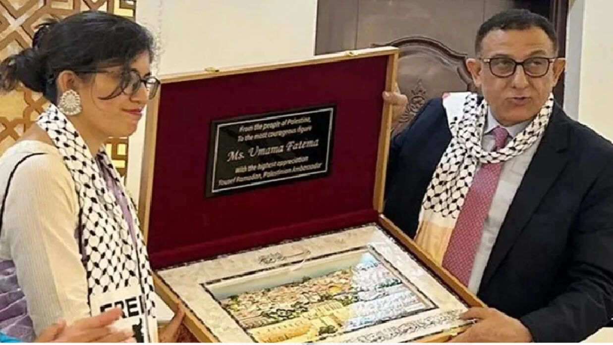 ফিলিস্তিনের রাষ্ট্রদূতের কাছ থেকে সম্মাননা নিচ্ছেন উমামা ফাতেমা