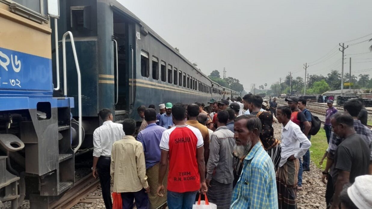 যশোর জংশন স্টেশনে লাইনচ্যুত হওয়া ট্রেন