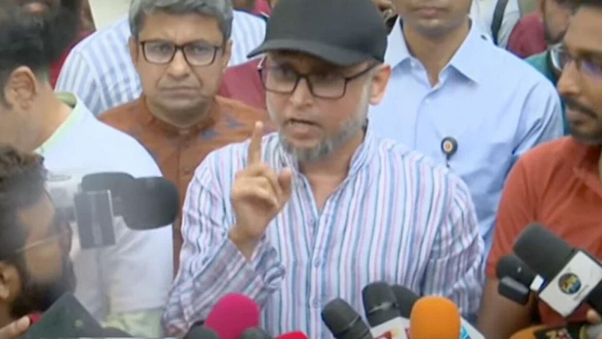 বক্তৃতা করছেন সংস্কৃতি উপদেষ্টা মোস্তফা সরয়ার ফারুকী