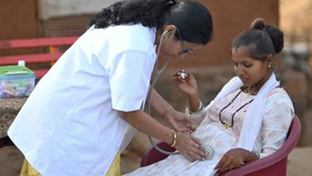 গর্ভবতী এক নারীর পরীক্ষা করছেন চিকিৎসক