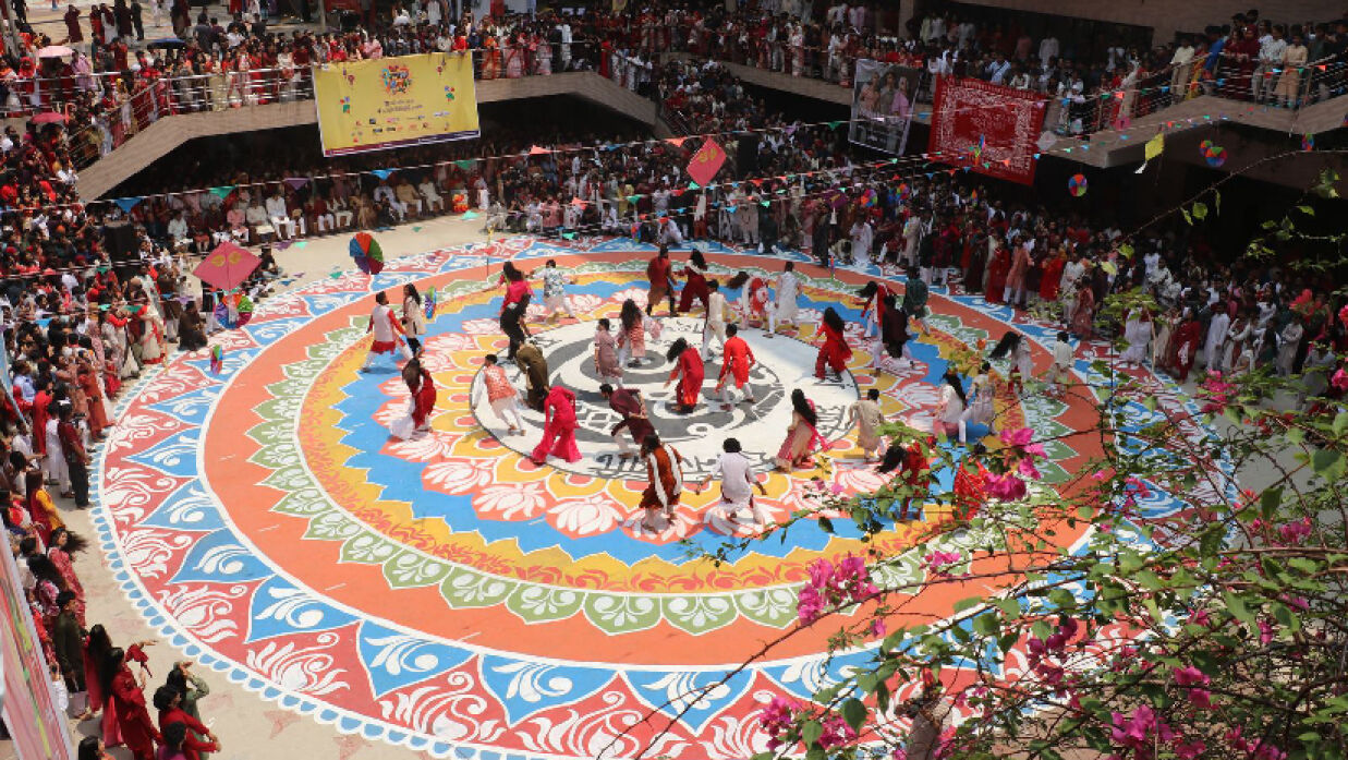 বর্ণাঢ্য শোভাযাত্রার মধ্যদিয়ে বিশ্ববিদ্যালয় প্রাঙ্গণে দিনব্যাপী নানা আয়োজনের মধ্য দিয়ে দিবসটি উদ্‌যাপিত