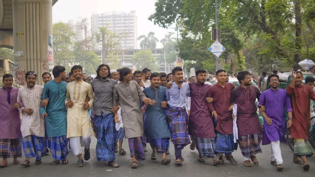 ঢাকা গেট অভিমুখে 'লুঙ্গি মিছিল'