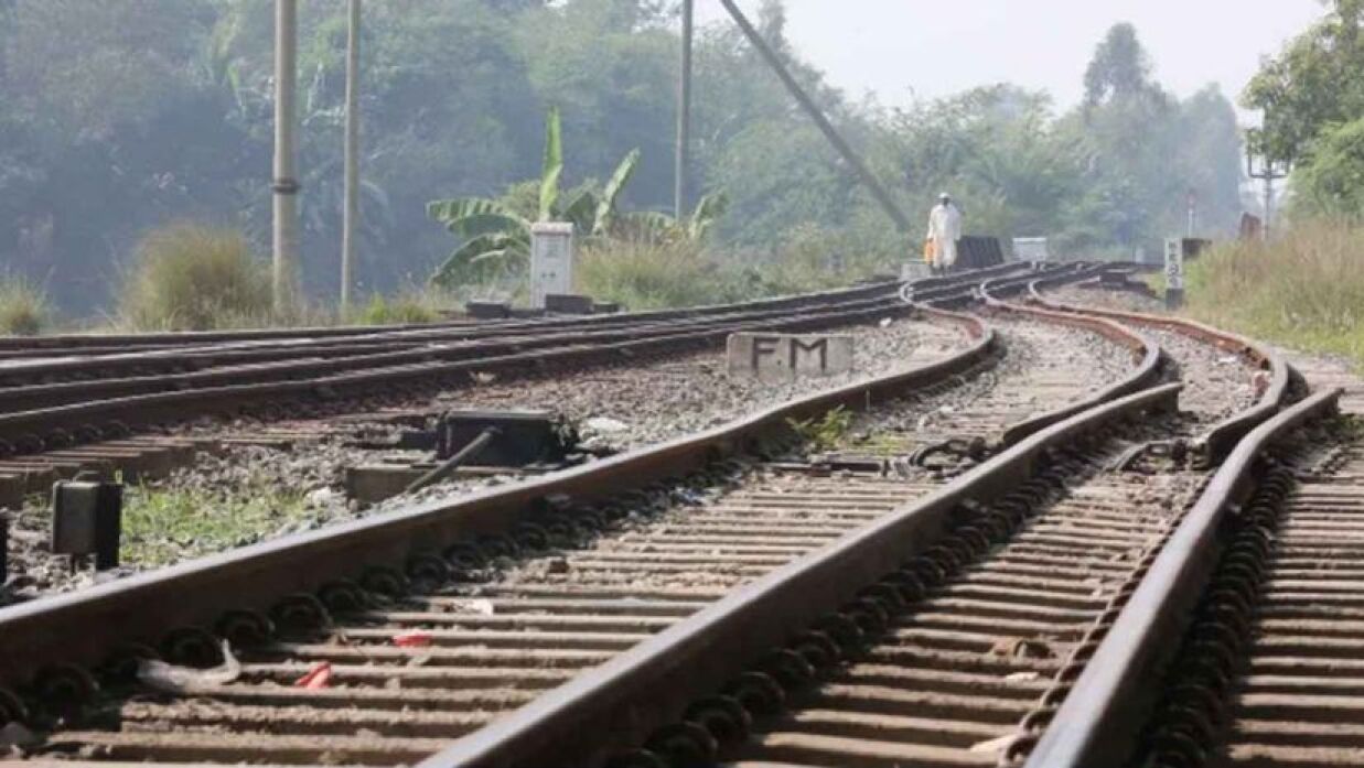 আত্মহত্যা করা বৃদ্ধ রেললাইনে
