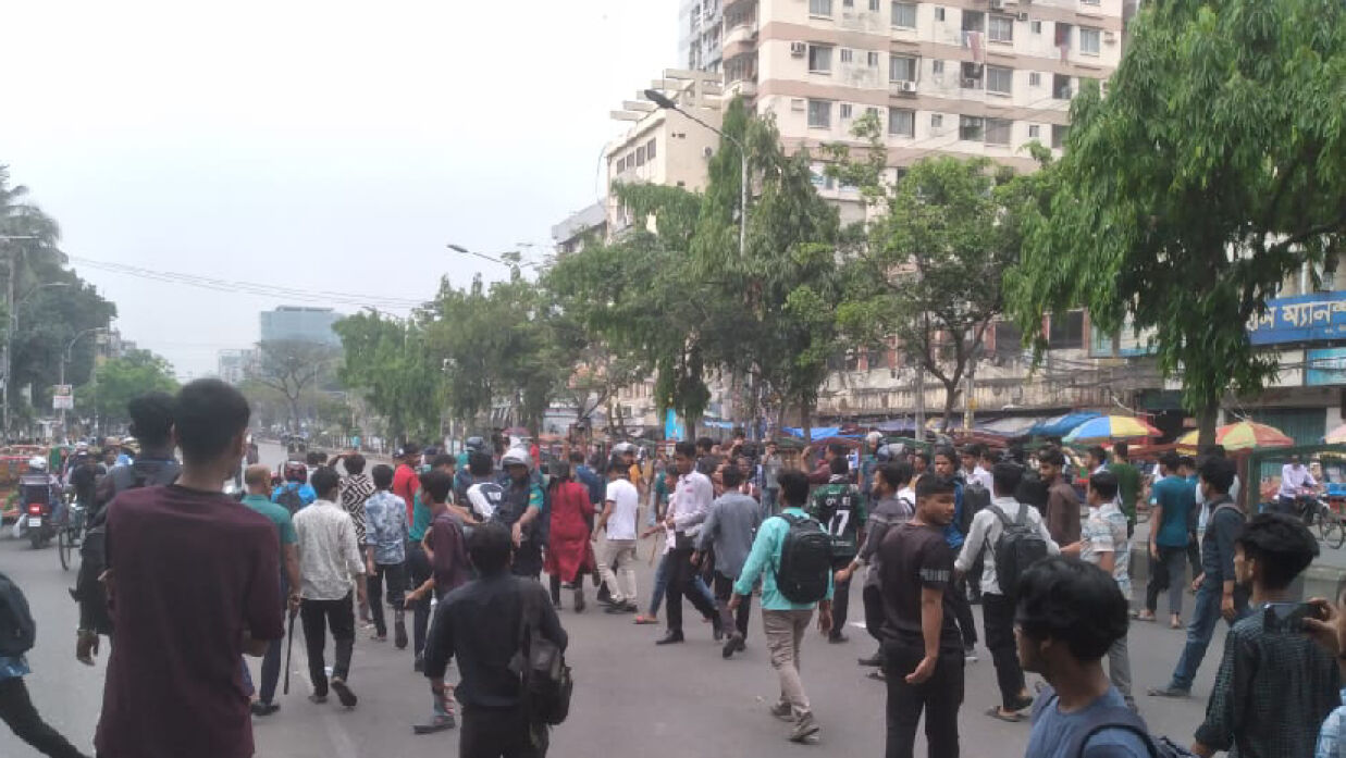 ঢাকা কলেজ ও সিটি কলেজের বেশ কয়েকজন শিক্ষার্থী সংঘর্ষে জড়িয়ে পড়ে