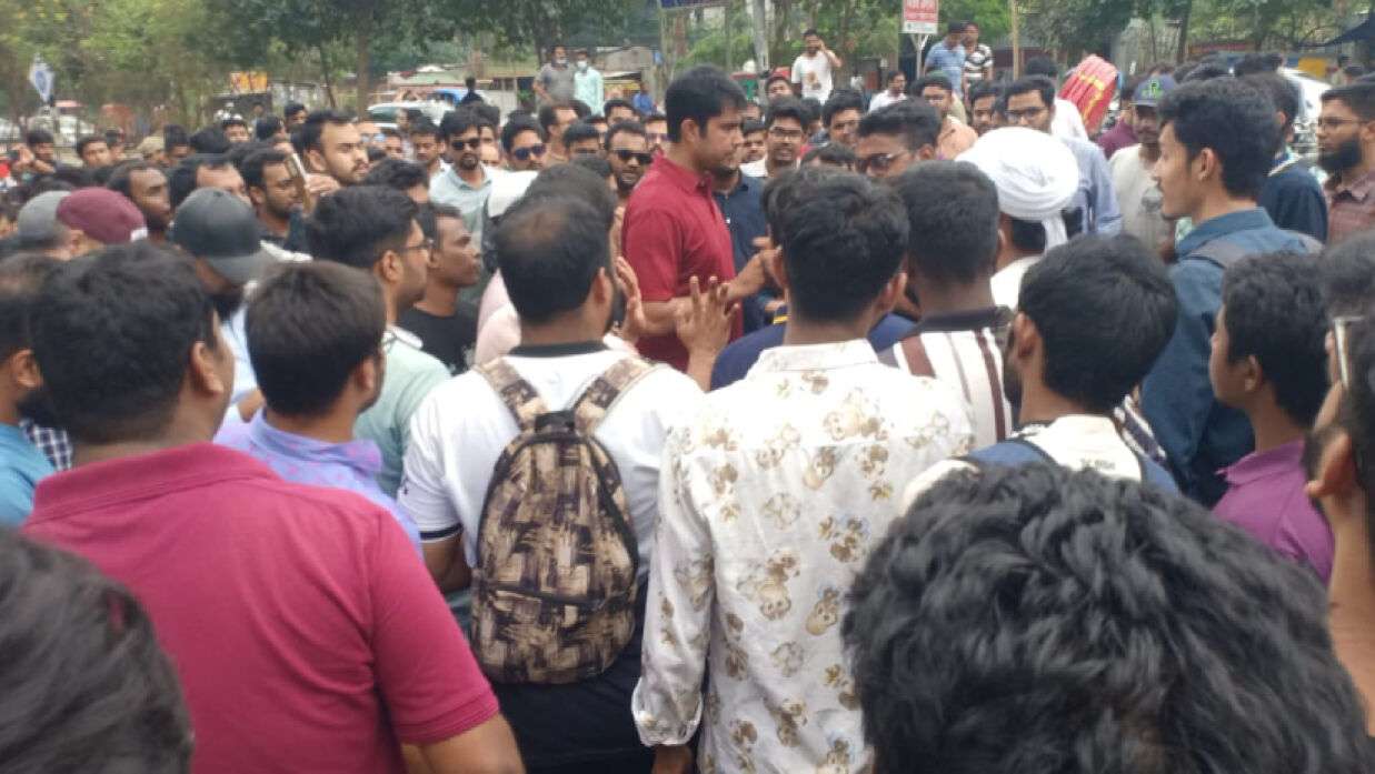 পিএসসির সামনে চাকরিপ্রার্থীদের অবস্থান