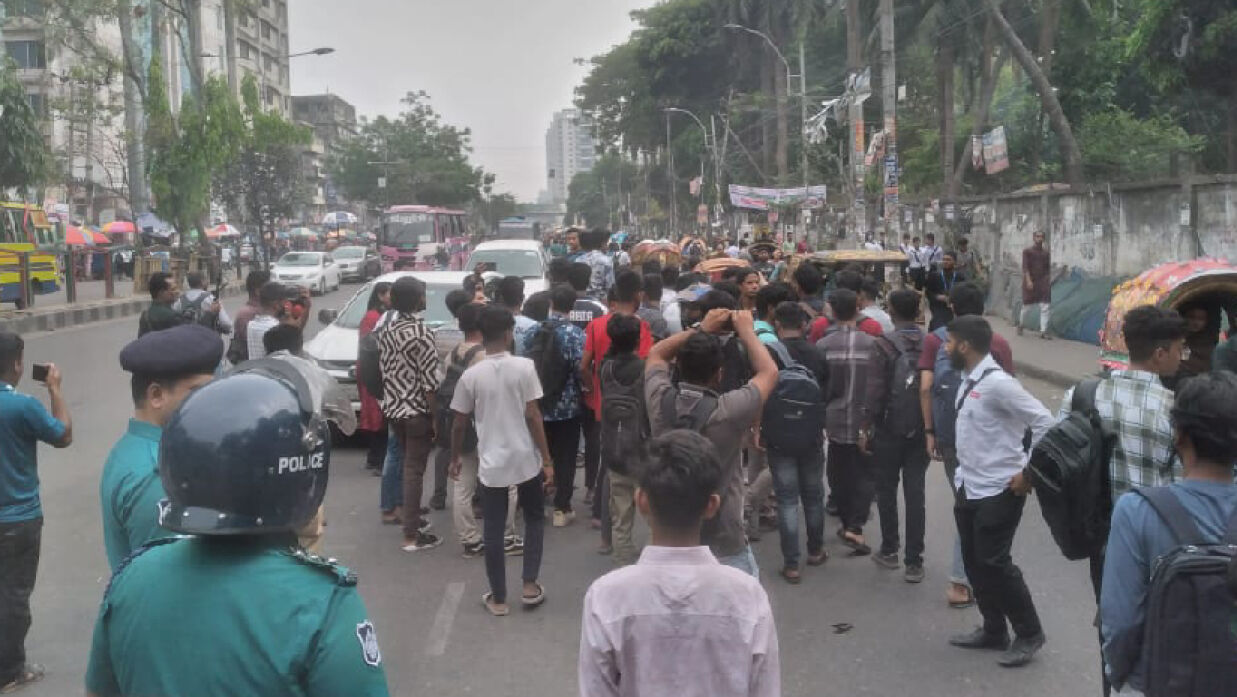 ঢাকা কলেজ ও সিটি কলেজের বেশ কয়েকজন শিক্ষার্থী সংঘর্ষে জড়িয়ে পড়ে