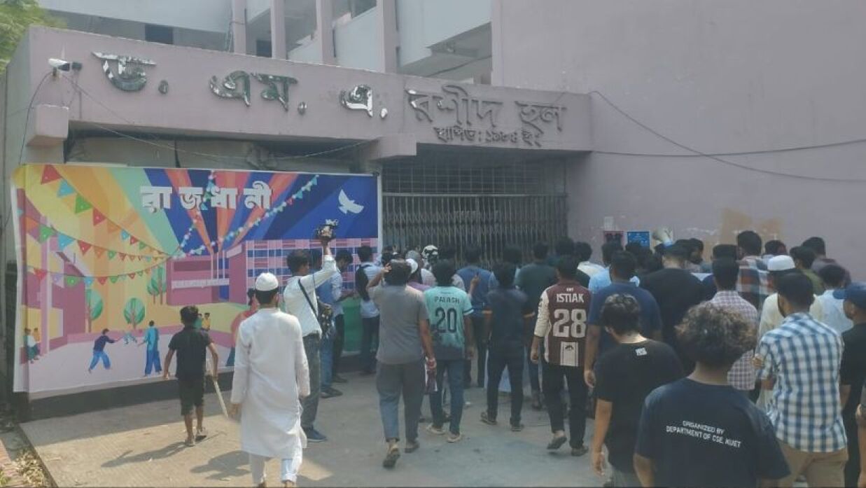 হলের তালা ভাঙছেন শিক্ষার্থীরা