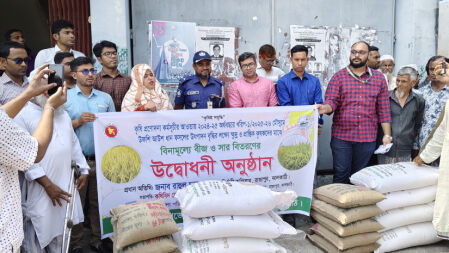 ঝালকাঠিতে আউশ চাষে কৃষকদের মধ্যে বিনামূল্যে বীজ-সার বিতরণ উদ্বোধন