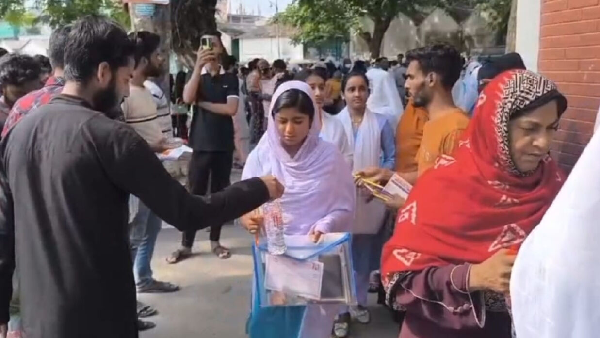 এসএসসি পরীক্ষার্থীকে পানি দিচ্ছেন ছাত্রদলের একজন