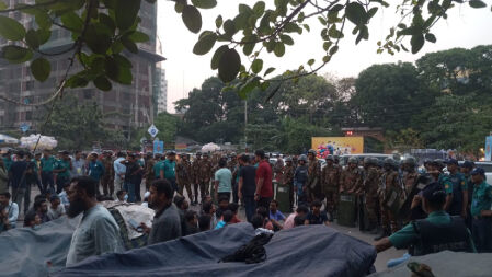 পিএসসির সামনে ‘সন্দেহভাজন’ যুবক আটক