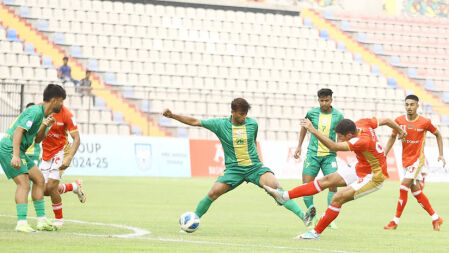 রহমতগঞ্জের স্বপ্ন ভেঙে ফাইনালে বসুন্ধরা কিংস