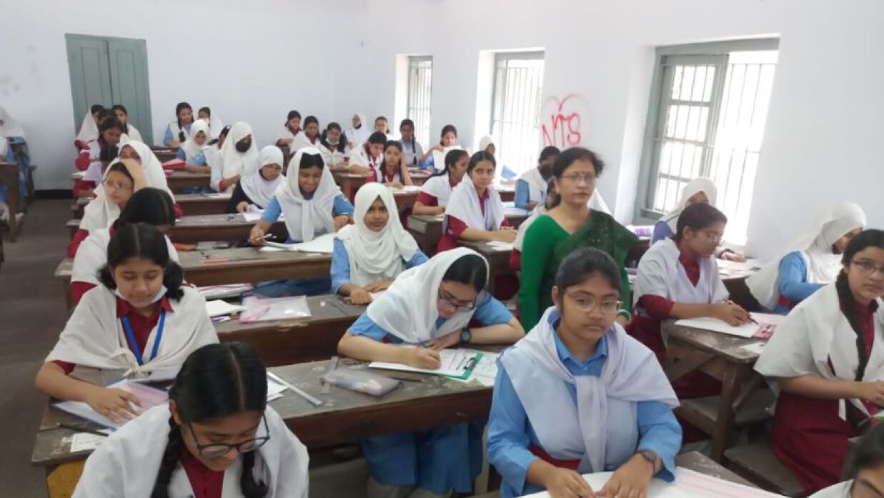 এসএসসি পরীক্ষা দিচ্ছে পরীক্ষার্থীরা