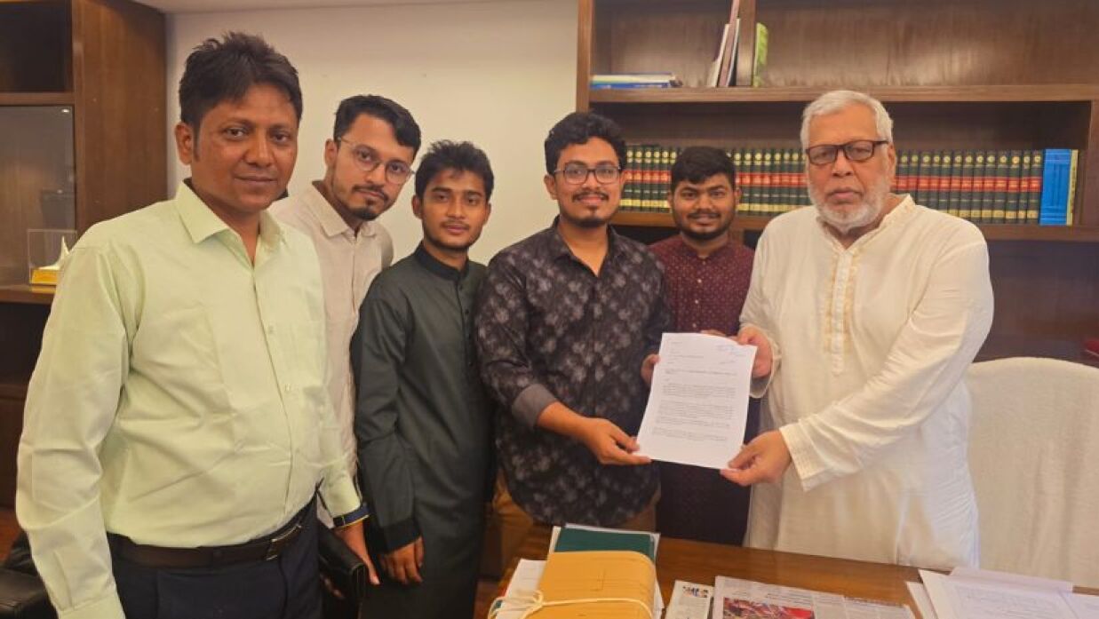 যোগাযোগ মন্ত্রণালয়ের উপদেষ্টার কাছে স্মারকলিপি দিচ্ছেন সাদিক কায়েম