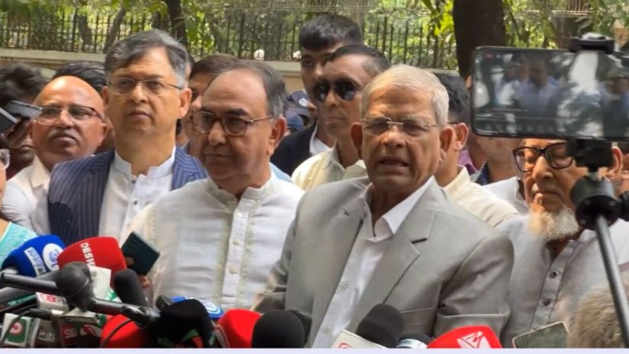 রাষ্ট্রীয় অতিথি ভবন যমুনার সামনে সাংবাদিকদের সাথে কথা বলছেন মির্জা ফখরুল