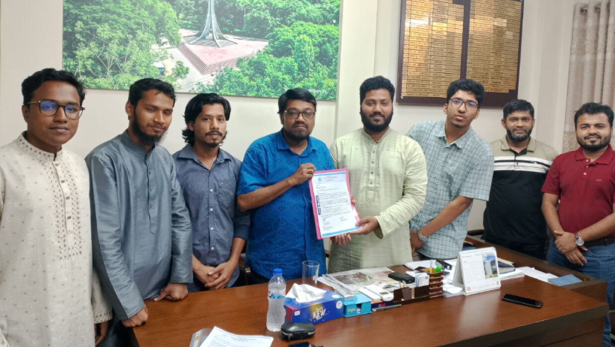 দ্রুত চাকসু নির্বাচন দেওয়ার জন্য স্মারকলিপি দিচ্ছেন ছাত্রশিবিরে নেতাকর্মীরা