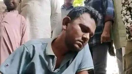 ছাত্রীকে যৌন নিপীড়নের অভিযোগে শিক্ষককে পুলিশে দিল জনতা