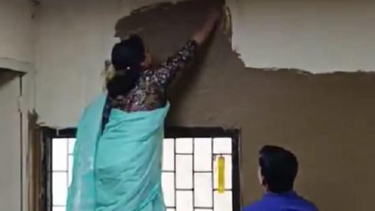 ক্লাসরুমের দেওয়ালে গোবরের প্রলেপ