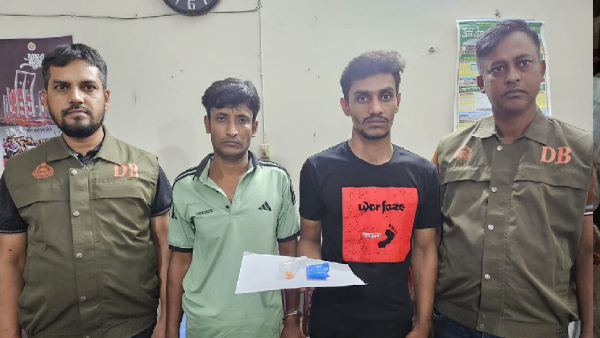 দুই পেশাদার মাদক ব্যবসায়ীকে গ্রেফতার