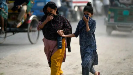 আজ বায়ুদূষণে আবারো শীর্ষে ঢাকা