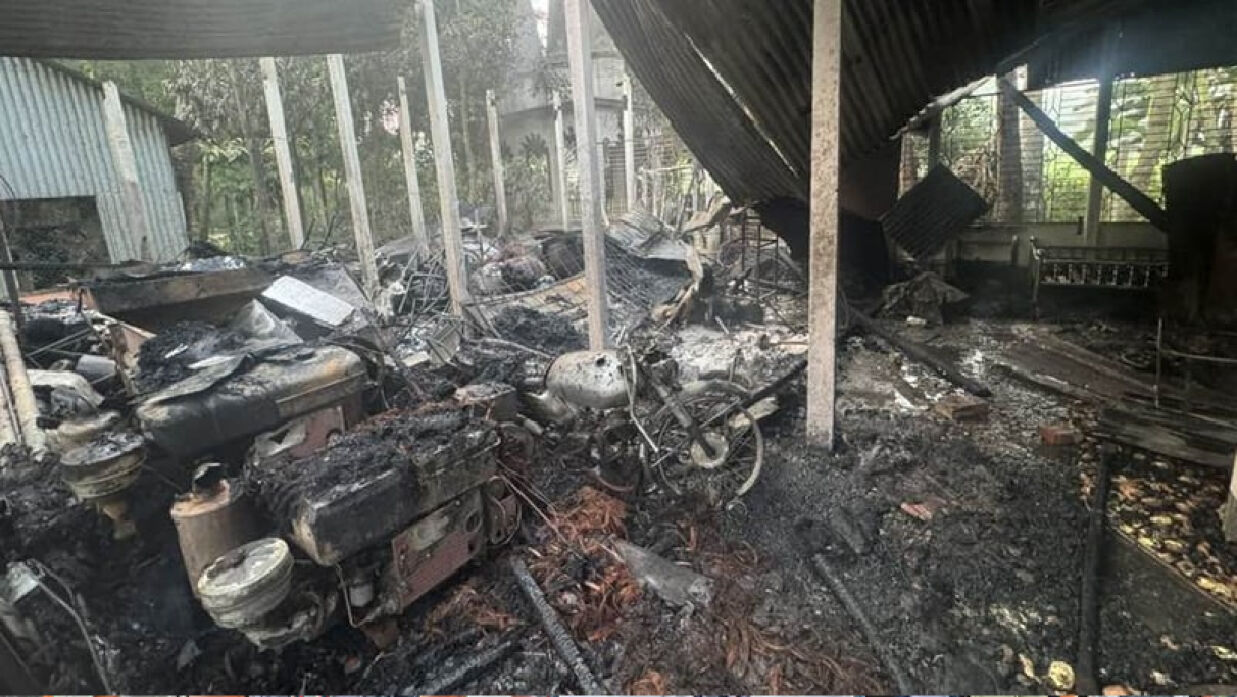 চিত্রশিল্পী মানবেন্দ্র ঘোষের আগুনে পুড়ে যাওয়া ঘর