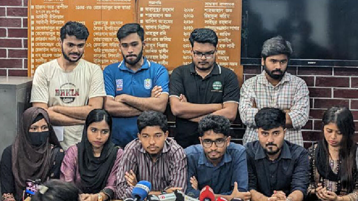 সংবাদ সম্মেলনে শিক্ষার্থীরা