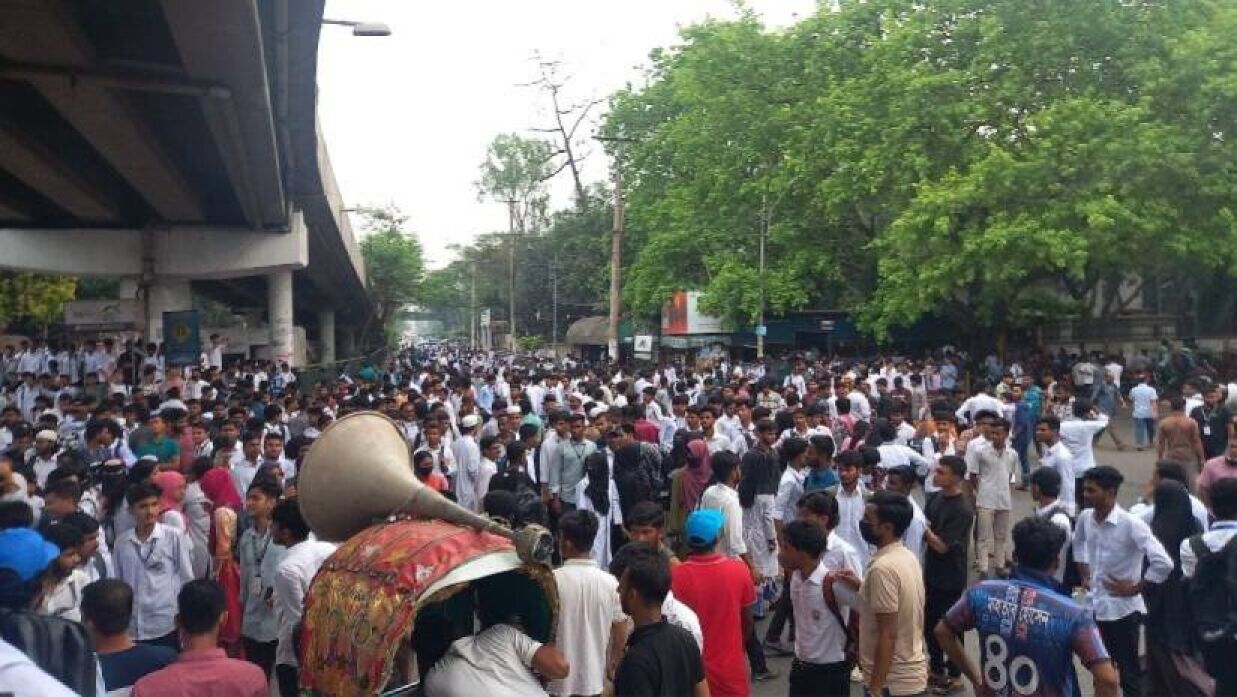 সড়ক অবরোধ করেছেন ঢাকা পলিটেকনিক ইনস্টিটিউটের শিক্ষার্থীরা