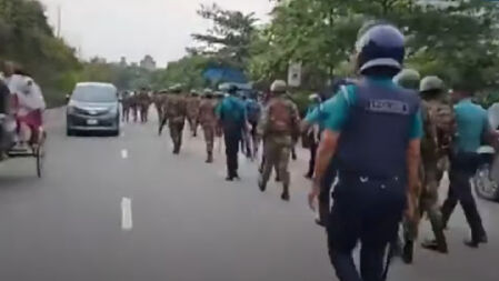 পিএসসির সামনে আন্দোলনকারীদের ওপর সেনাবাহিনীর ধাওয়া