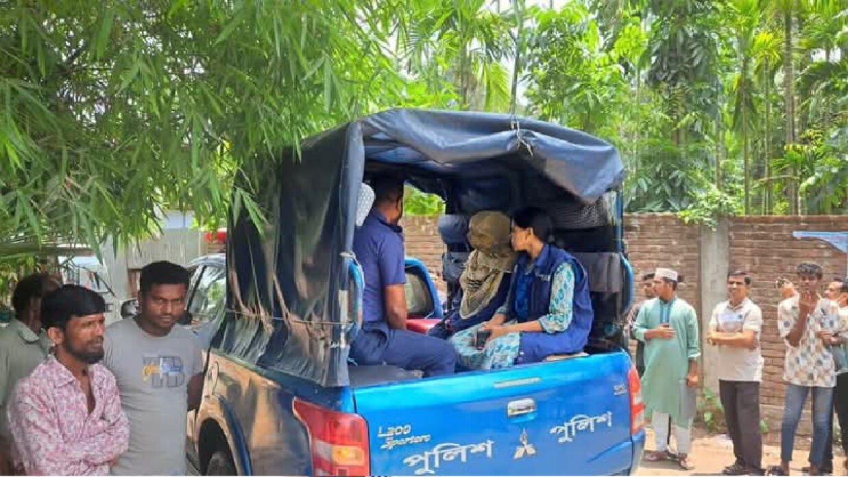গৃহবধূকে আটক