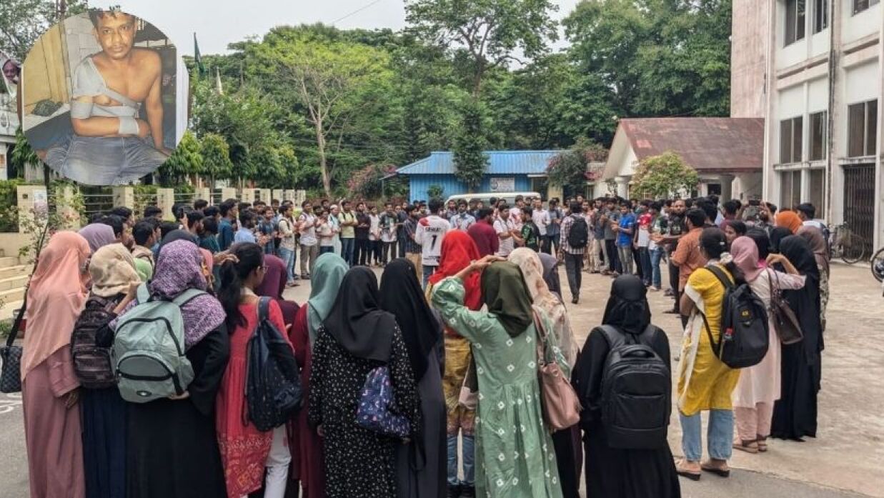 চবি শিক্ষার্থী মারধরের ঘটনায় বিক্ষোভ, ইনসেটে আহত শিক্ষার্থী