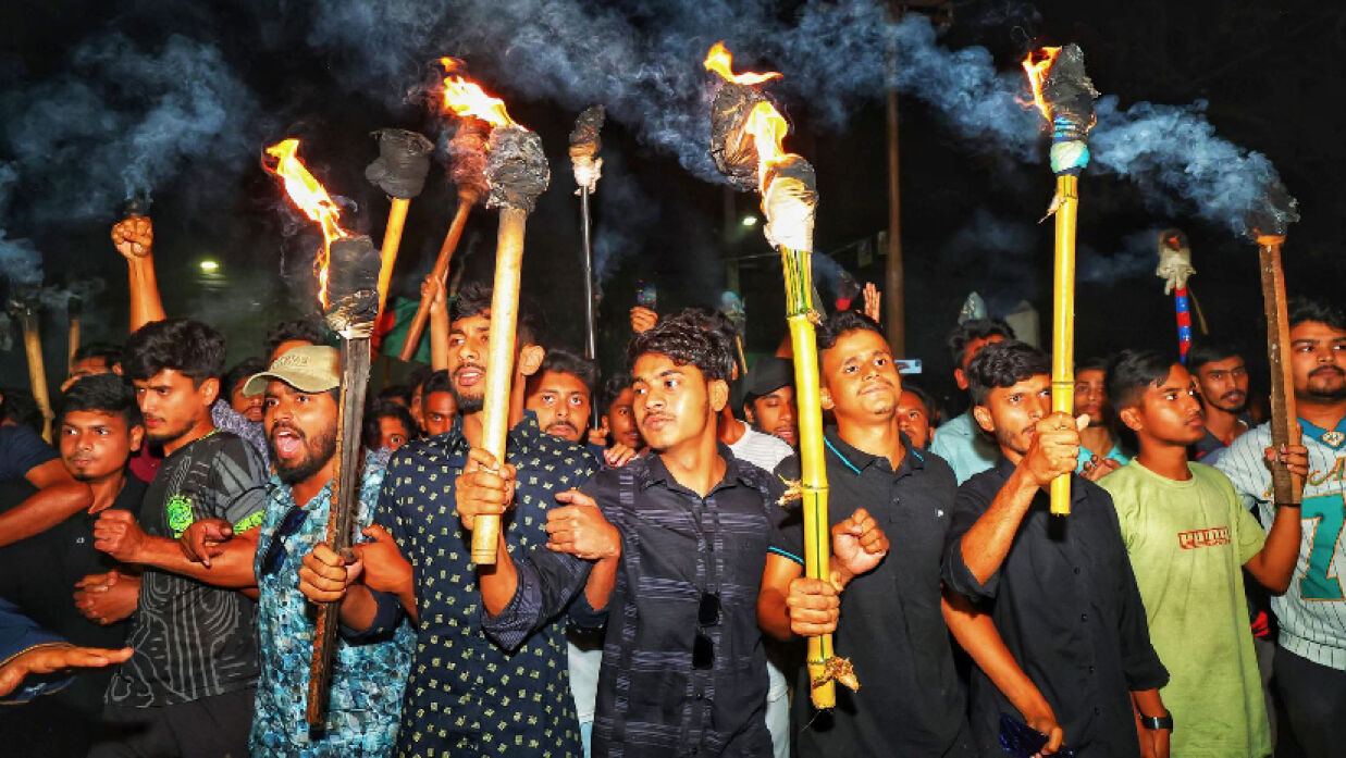 আন্দোলনরত শিক্ষার্থীদের মশাল মিছিল 