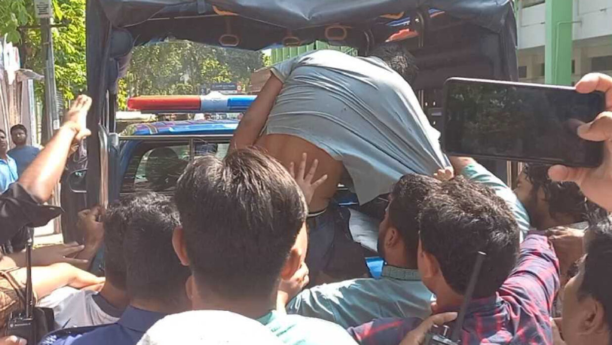 যৌন হয়রানির অভিযোগে আটকের দৃশ্য