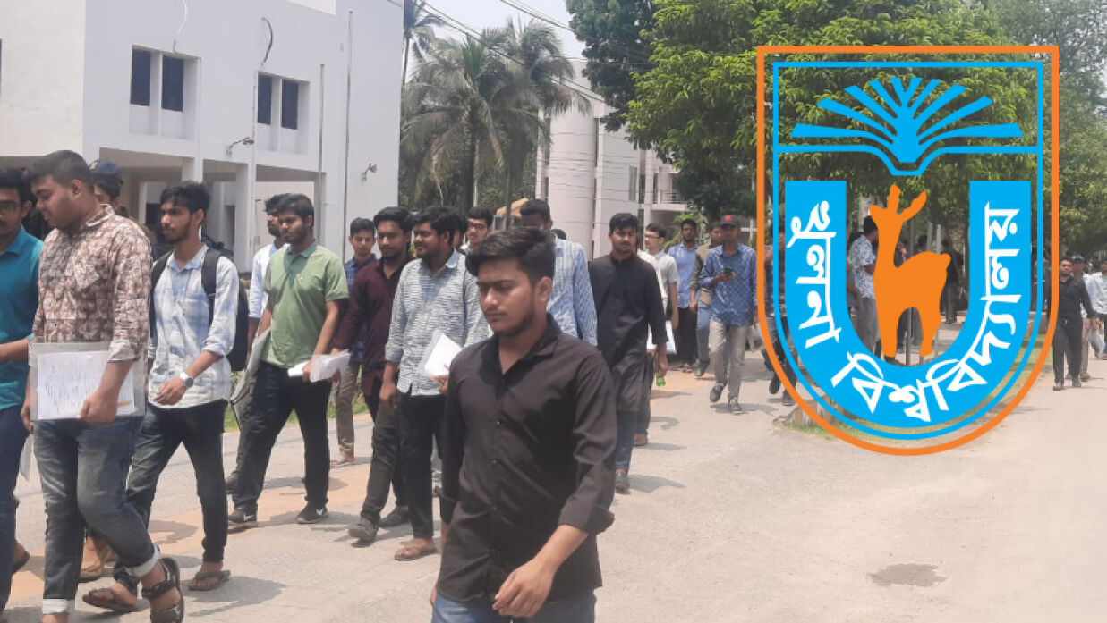 খুলনা বিশ্ববিদ্যালয়ের ভর্তি পরীক্ষায় অংশ নেওয়া শিক্ষার্থীরা