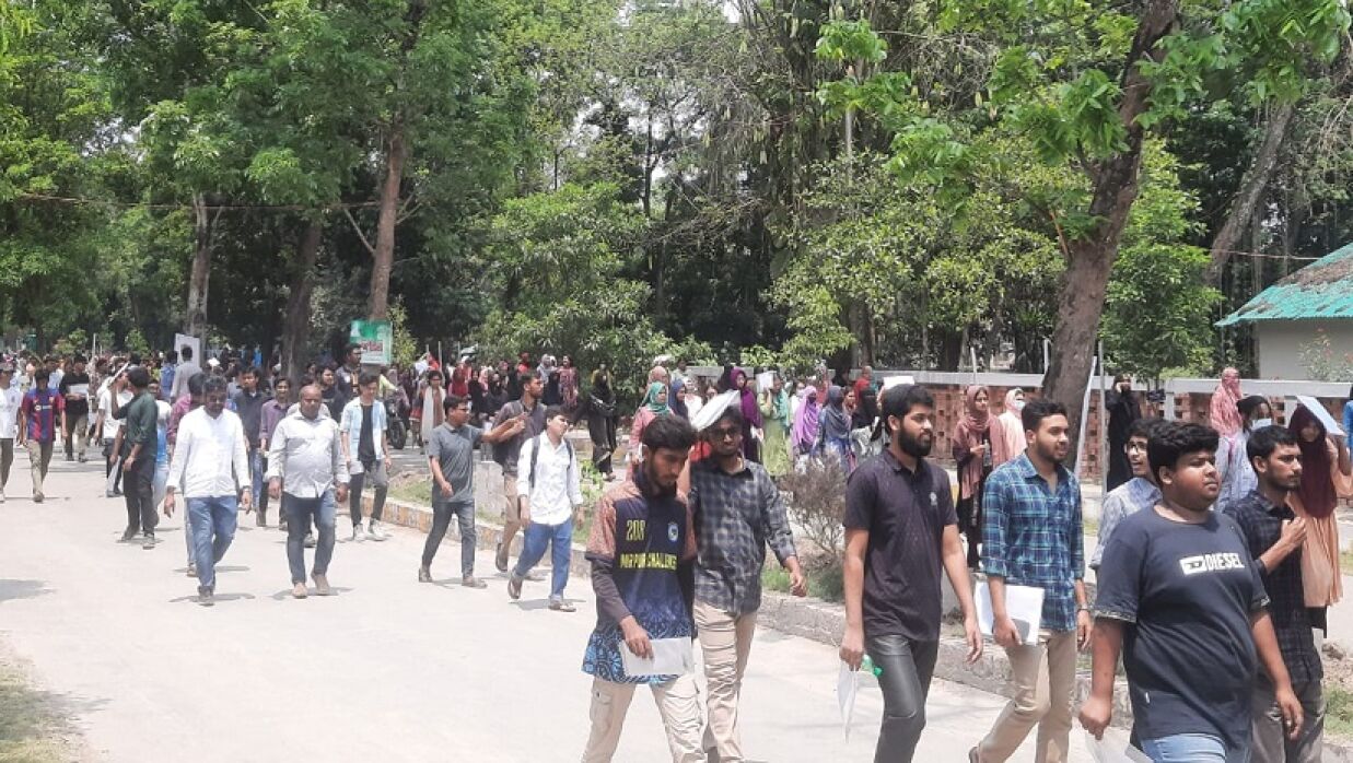 খুলনা বিশ্ববিদ্যালয়ের ভর্তি পরীক্ষায় অংশ নেওয়া শিক্ষার্থীরা
