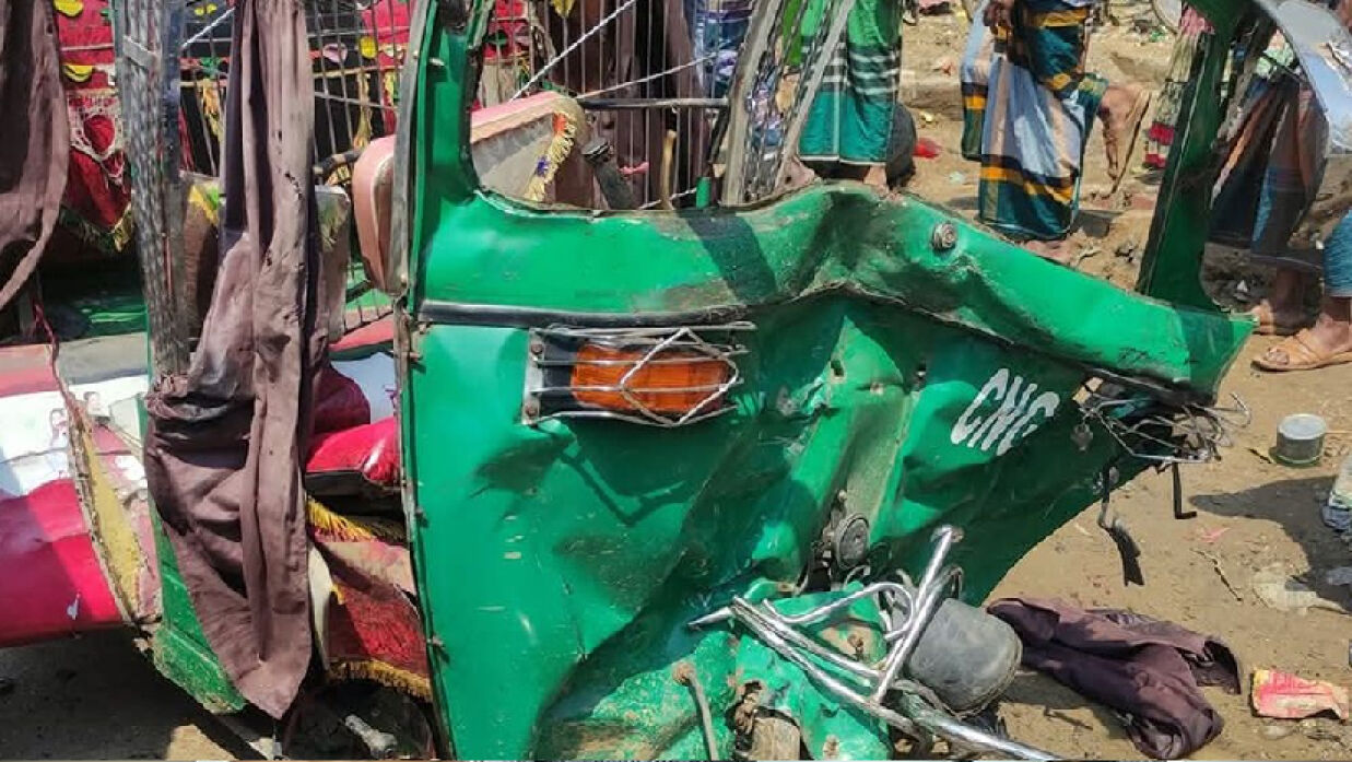 দুর্ঘটনা কবলিত সিএনজি চালিত অটোরিকশা
