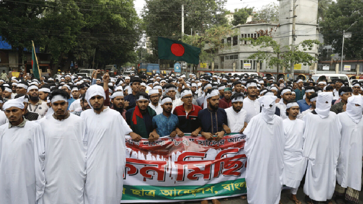 কাফনের কাপড় পরে রাজধানীর রাজপথে নেমেছেন পলিটেকনিকের শিক্ষার্থীরা