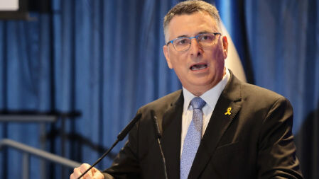 গ্রেফতারি আবেদন পড়তেই তড়িঘড়ি যুক্তরাজ্য ছাড়লেন ইসরায়েলি মন্ত্রী