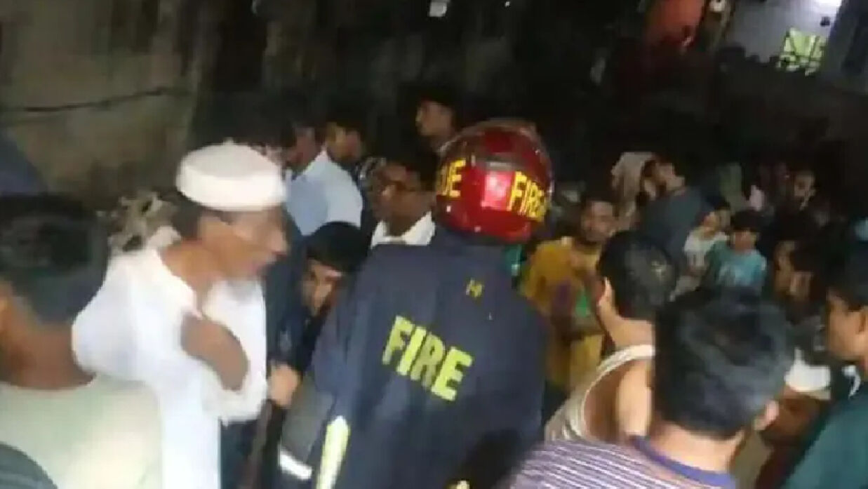 চট্টগ্রাম নগরীর চকবাজার এলাকায় ব্যাটারিচালিত অটোরিকশা নালায় পড়ে এক শিশু নিখোঁজ হয়েছে