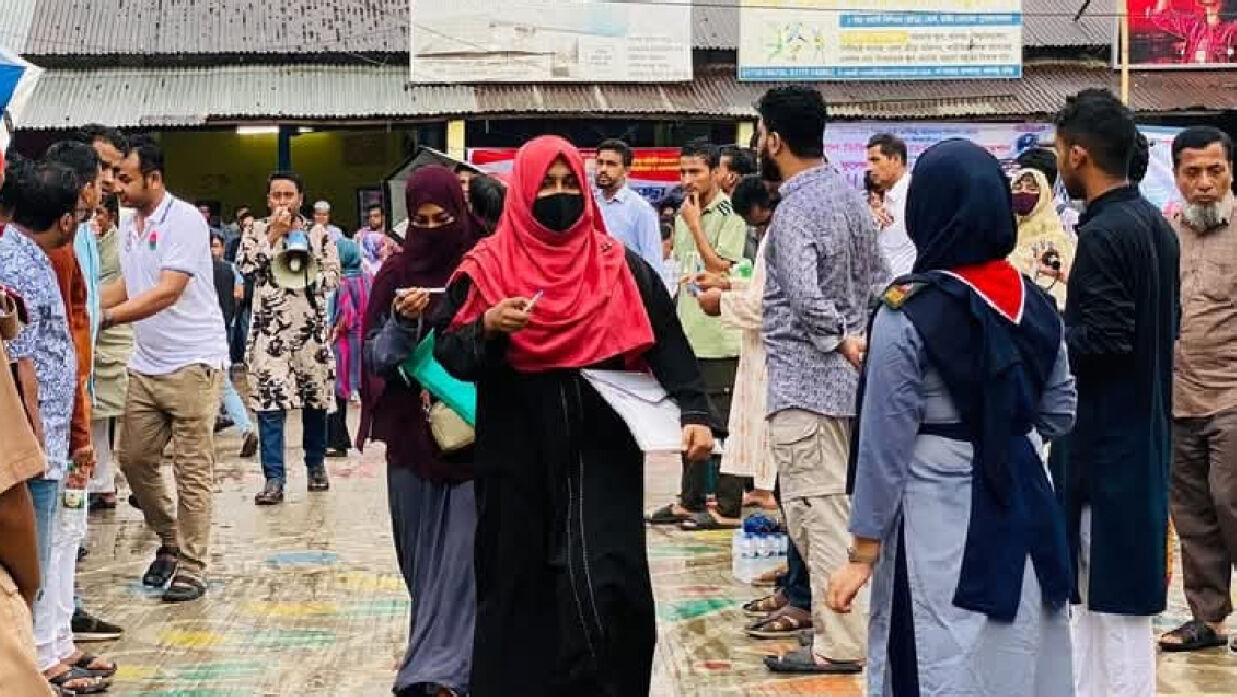 ভর্তি পরীক্ষা দিতে কেন্দ্রে প্রবেশ করছেন ভর্তিচ্ছুরা