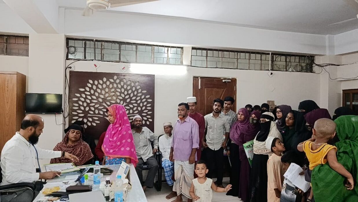 রাজাপুর উপজেলা স্বাস্থ্য কমপ্লেক্সে রোগীর ভিড়